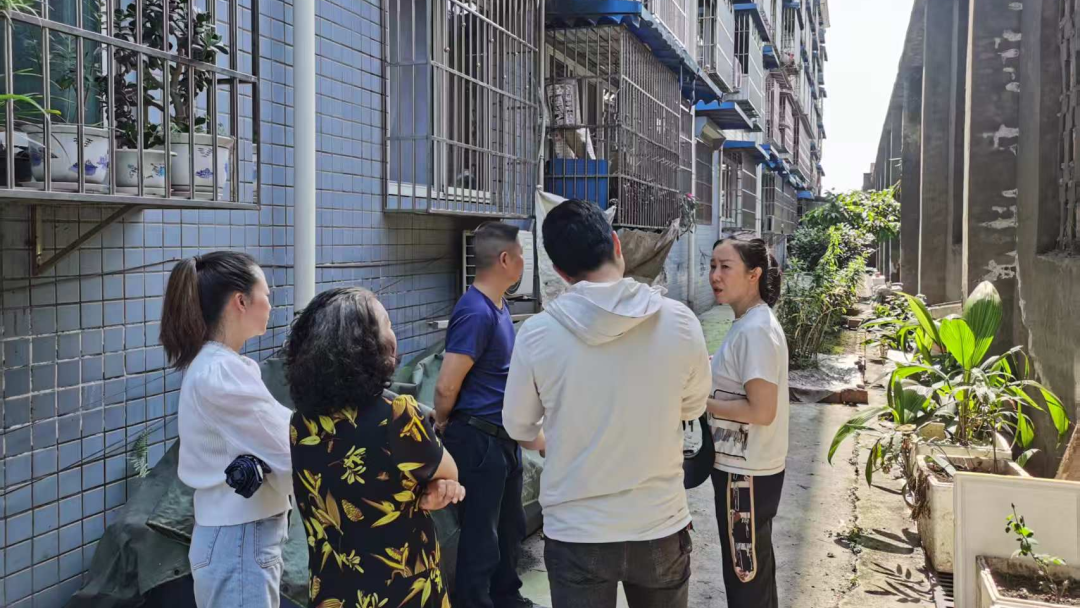 网格员摸排隐患会商解决